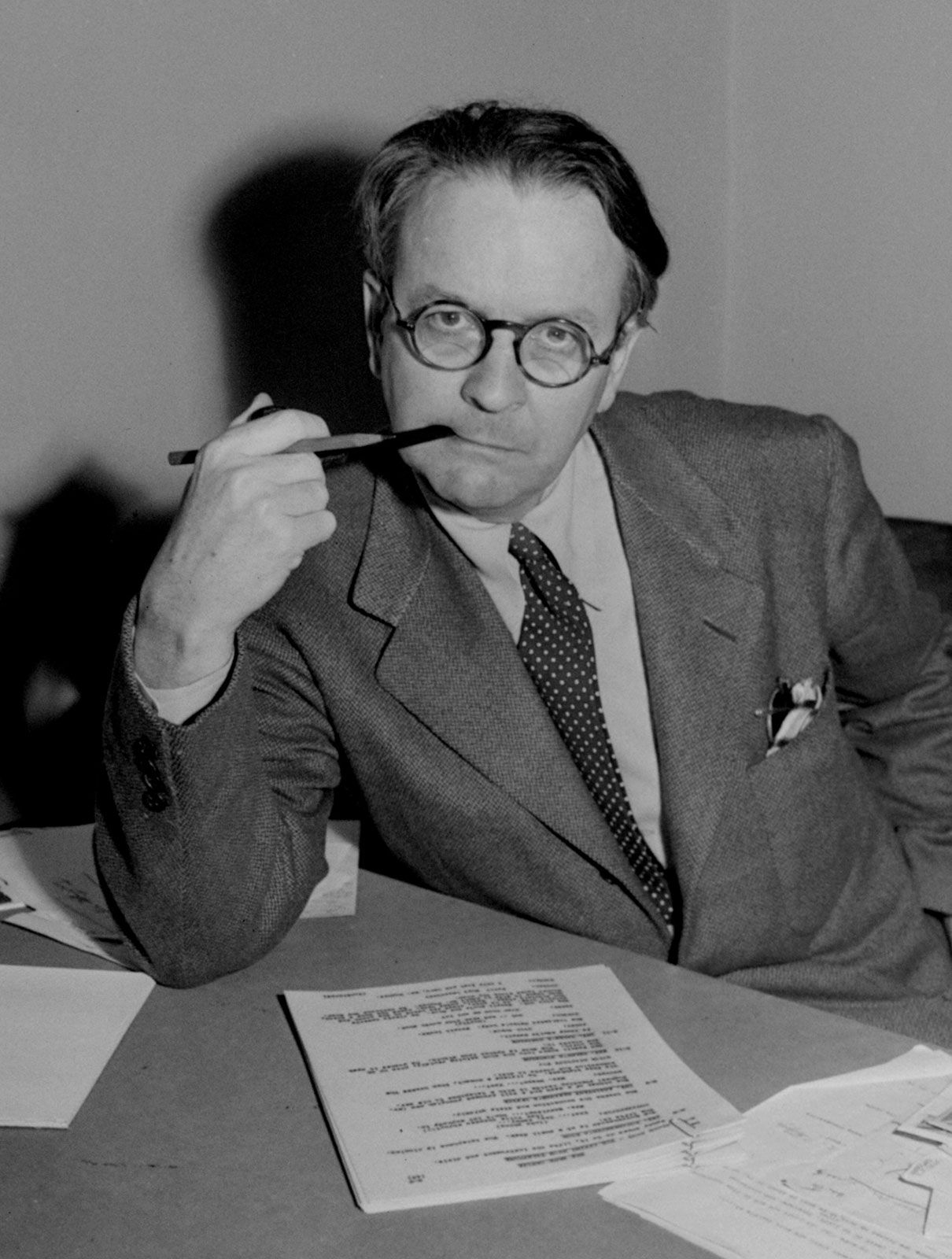 Books in Order: Comprehensive Guide to Raymond Chandler’s Works